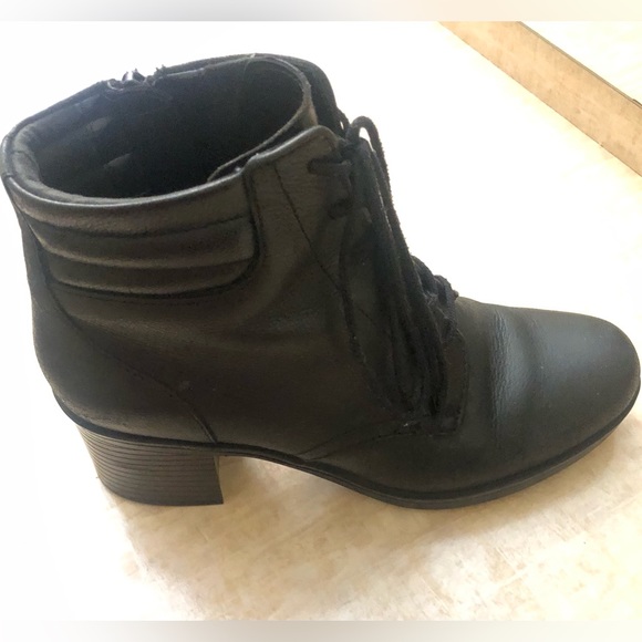 Black leather boots by Clarks - Picture 7 of 8